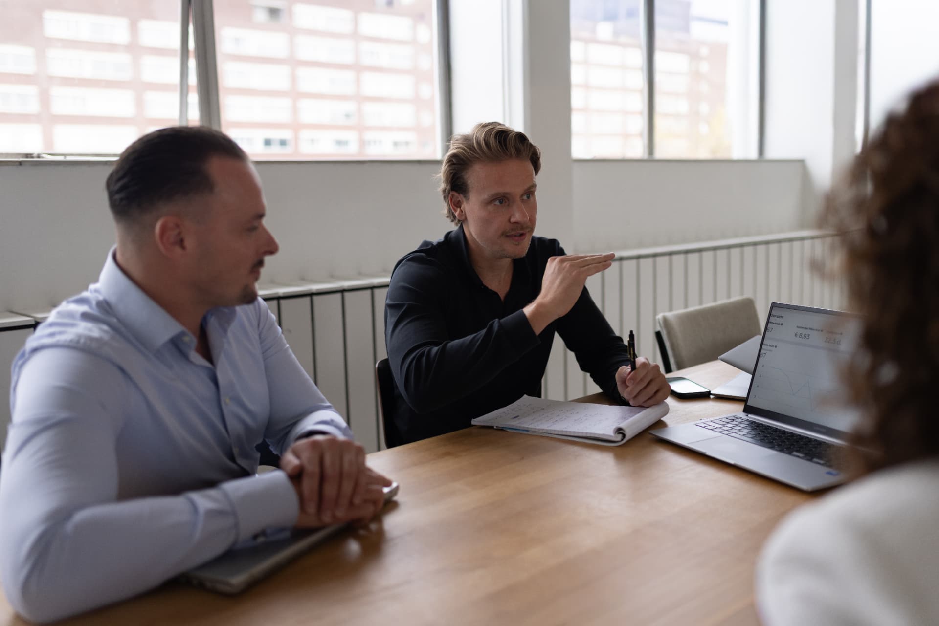 Twee specialisten van Socialstaff bespreken een configurator-ontwerp met een klant