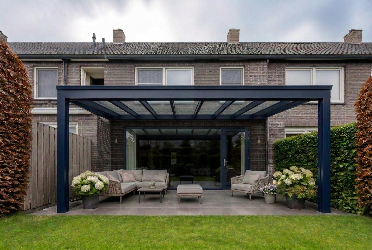Veranda vooraanzicht met navy (ral 5011) constructie en grijze baksteen
